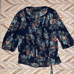 Size medium Beautiful Floral ANA Flowy Womens Top